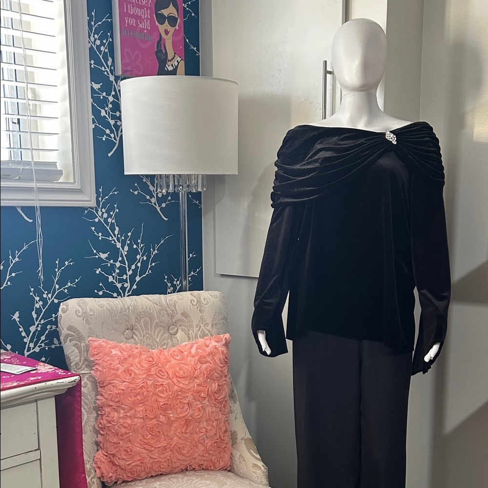 Chic Black Velvet Off-Shoulder Blouse - Picture 4 of 15